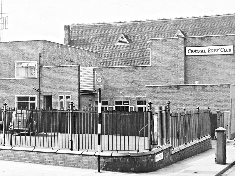 The newly modernised and extended premises of the Central Boys’ Club stand proudly on the corner of Mander Street and Penn Road in September 1962. A vital hub for local youth activities and sports, the upgraded facility was set to be officially reopened by Wolverhampton-born industrialist and philanthropist Charles Hayward. Featuring a fresh brick extension, dedicated parking area, and improved recreational rooms, the revamp provided local youngsters with a state-of-the-art space to meet, train, and socialise. Did you or any of your friends spend time at the Central Boys’ Club on Mander Street back in the 1960s?