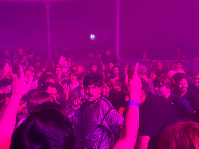 Model/Actriz' Cole Haden spent plenty of the show dancing in the crowd.