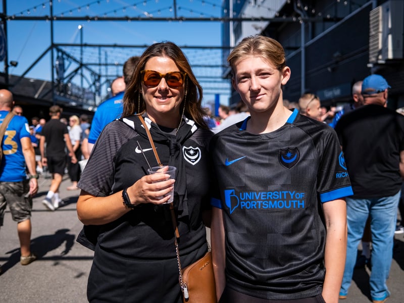 Brilliant pictures of Portsmouth faithful paying tribute to Alan Knight and roaring side on against Cardiff City