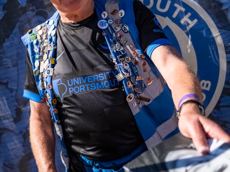 Brilliant pictures of Portsmouth faithful paying tribute to Alan Knight and roaring side on against Cardiff City