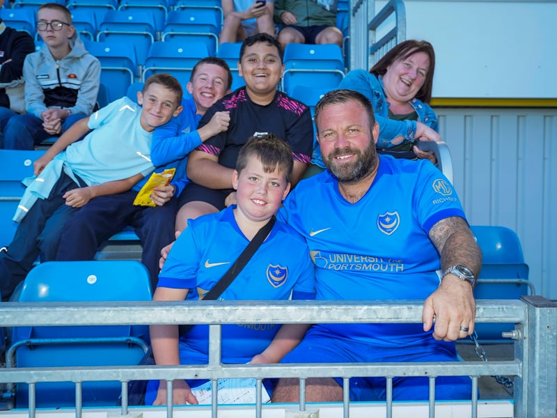 Brilliant pictures of Portsmouth faithful paying tribute to Alan Knight and roaring side on against Cardiff City