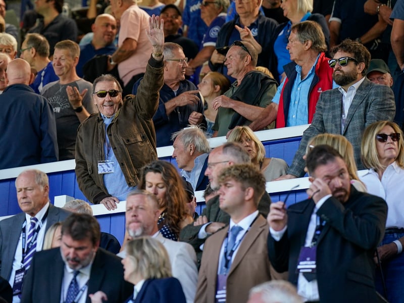 Brilliant pictures of Portsmouth faithful paying tribute to Alan Knight and roaring side on against Cardiff City