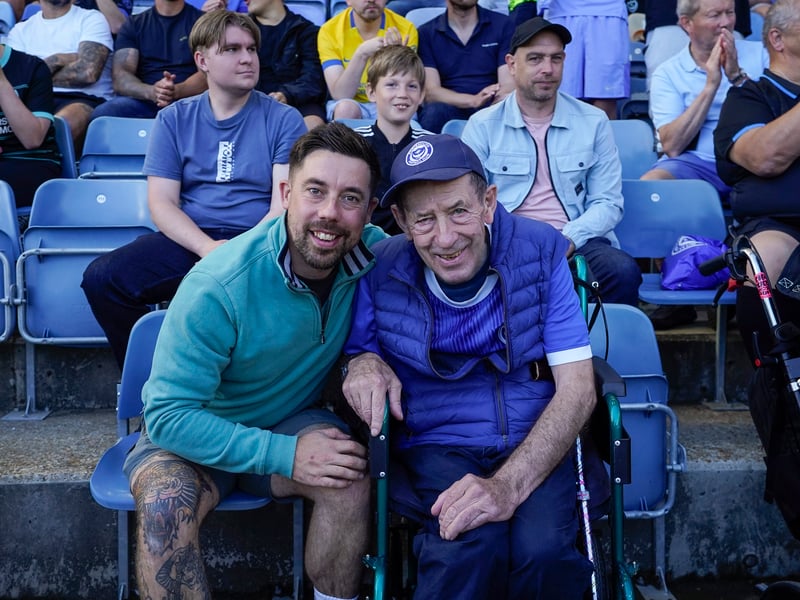 Brilliant pictures of Portsmouth faithful paying tribute to Alan Knight and roaring side on against Cardiff City