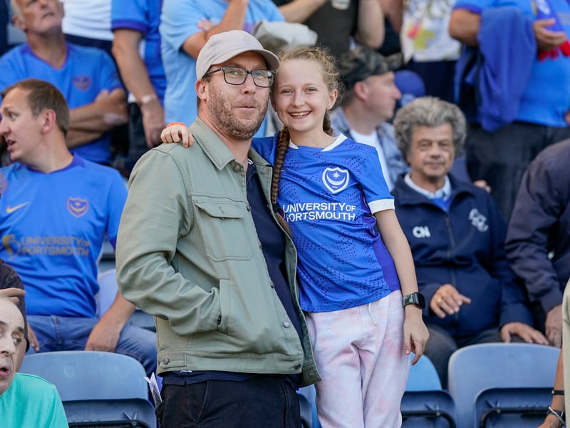 Brilliant pictures of Portsmouth faithful paying tribute to Alan Knight and roaring side on against Cardiff City