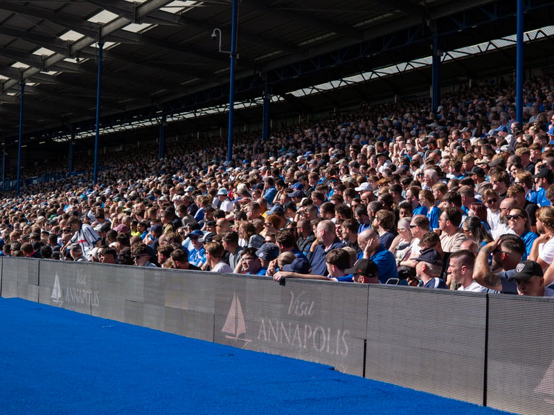 Brilliant pictures of Portsmouth faithful paying tribute to Alan Knight and roaring side on against Cardiff City