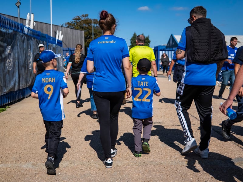 Brilliant pictures of Portsmouth faithful paying tribute to Alan Knight and roaring side on against Cardiff City