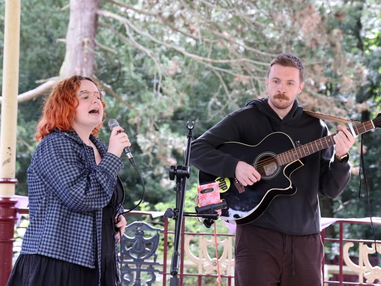 Eddie Scott and Robyn Walker perform to the crowd.
