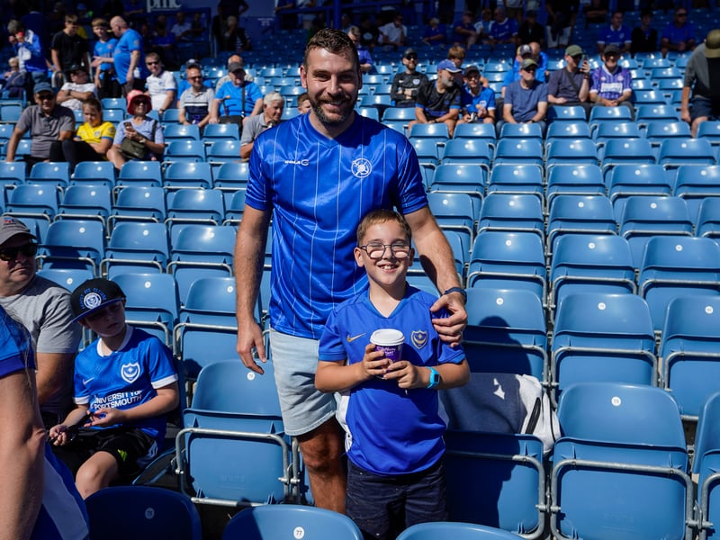 Brilliant pictures of Portsmouth faithful paying tribute to Alan Knight and roaring side on against Cardiff City