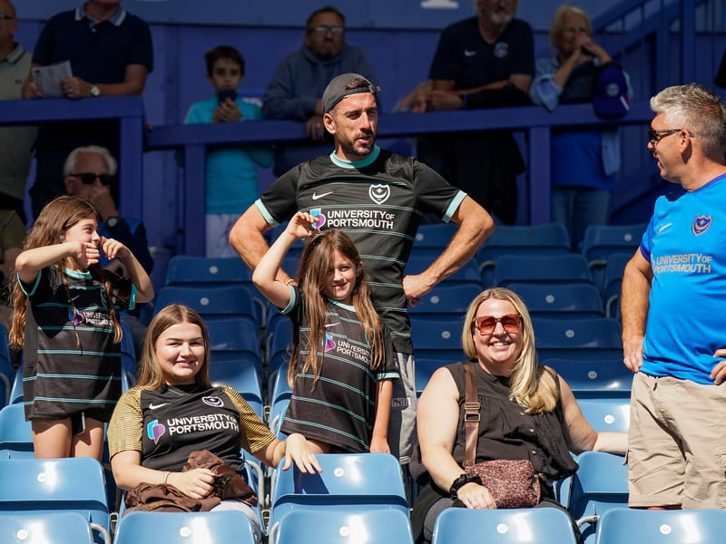 Brilliant pictures of Portsmouth faithful paying tribute to Alan Knight and roaring side on against Cardiff City