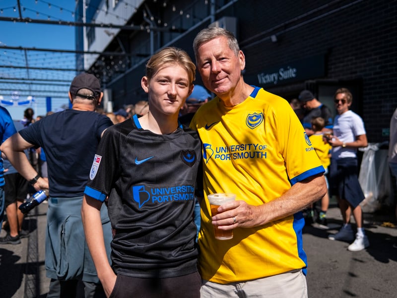 Brilliant pictures of Portsmouth faithful paying tribute to Alan Knight and roaring side on against Cardiff City
