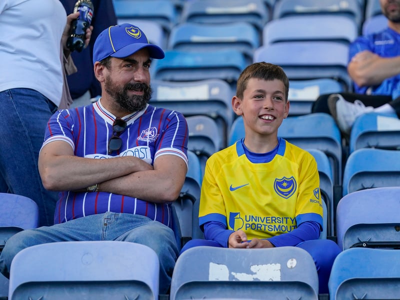 Brilliant pictures of Portsmouth faithful paying tribute to Alan Knight and roaring side on against Cardiff City