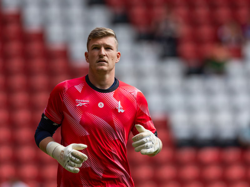 A shoulder issue will force the keeper to sit out the visit of Mousinho's troops this weekend.