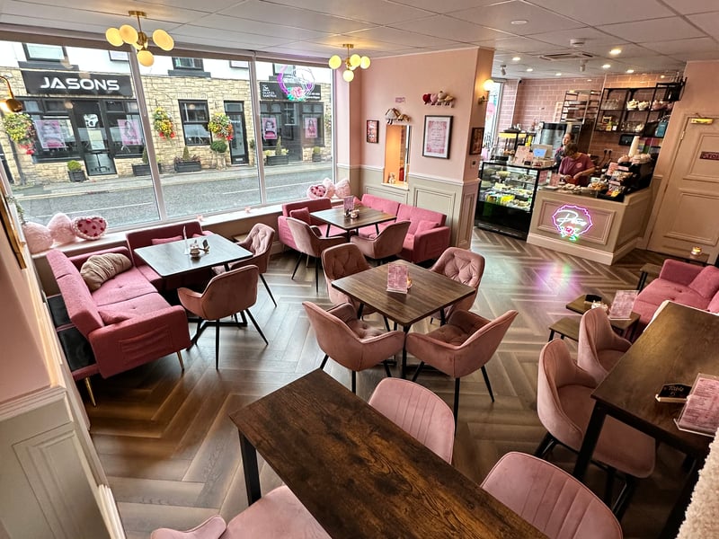 Selected by YEP readers as a clear top choice for its gorgeous homemade cakes, fresh bakes, and welcoming tea room atmosphere. 🍨 High Street, Kippax, Leeds LS25 7AJ