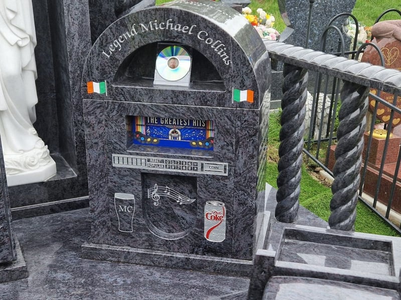 Also included is a marble jukebox bearing the words “Legend Michael Collins” - alongside two Irish flags and a CD in a case, featuring a photograph of Michael at its centre.