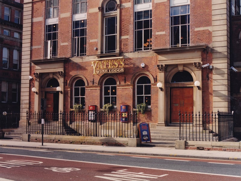 Yates's Wine Lodge on Woodhouse Lane in November 1998.