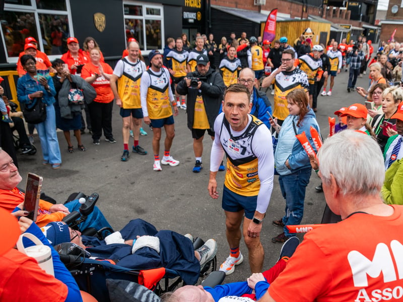 Sir Kevin Sinfield stopped at Castleford Tigers Training Ground on the third day of his 7 in 7: The Grand Finale challenge, running an extra mile with members of the Motor Neurone Disease (MND) community before continuing to Wakefield Trinity’s DIY Kitchens Stadium. 