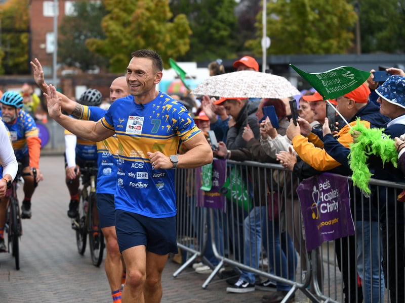 After arriving at Headingley, he ran an extra mile with members of the Motor Neurone Disease (MND) community.