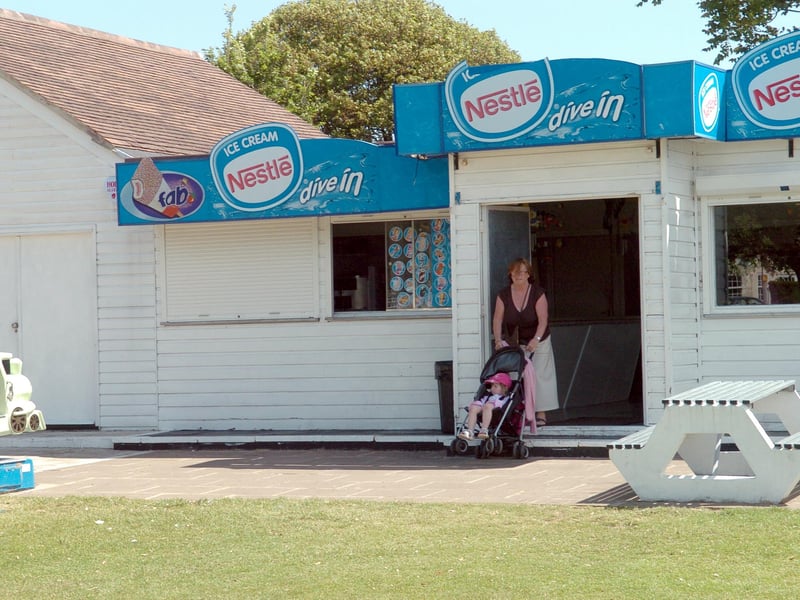 Dive In ice cream kiosk at Canoe Lake, Southsea in 2006
Picture: Michael Scadden  (062634-)