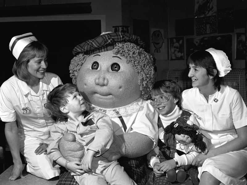 A giant Cabbage Patch Kid and 10-year-old Krisha Jacobs, with a Cabbage Patch doll, visited the Sick Children's Hospital in Edinburgh in October 1985.