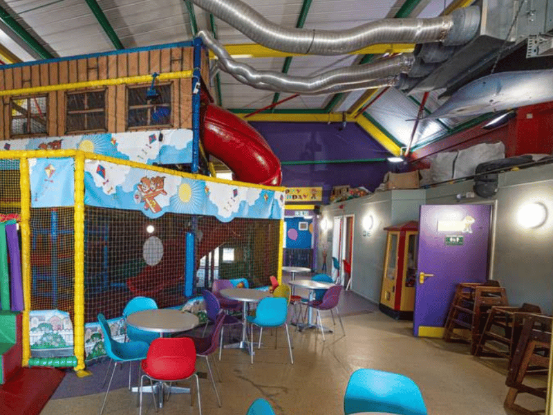 Positioned right on Robin Park Road, this indoor soft play hub offers an affordable, reliable option for parents wanting to get out of the house. It features classic bouncy slides, cargo nets, and safe climbing zones perfect for letting the kids blow off some steam.