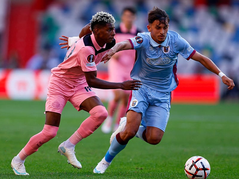 Nilson Angulo (L) vies for the ball with SCU Torreense's Spanish forward Manuel Pozo.