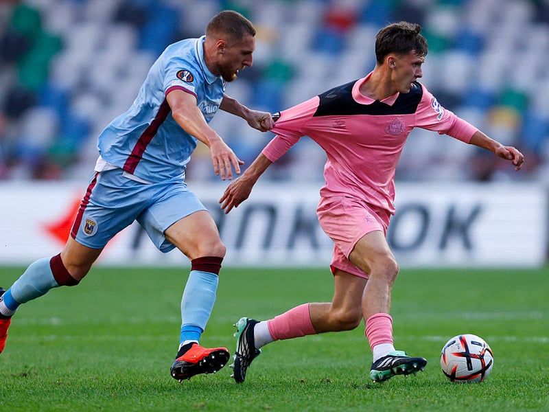 SCU Torreense's Brazilian defender Volnei Feltes (L) vies with Sunderland's English midfielder Chris Rigg.
