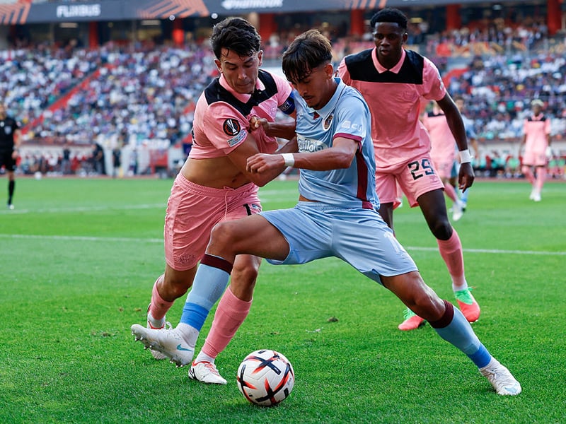 Sunderland's Luke O'Nien (L) vies for the ball with SCU Torreense's Israeli forward Karem Zoabi.