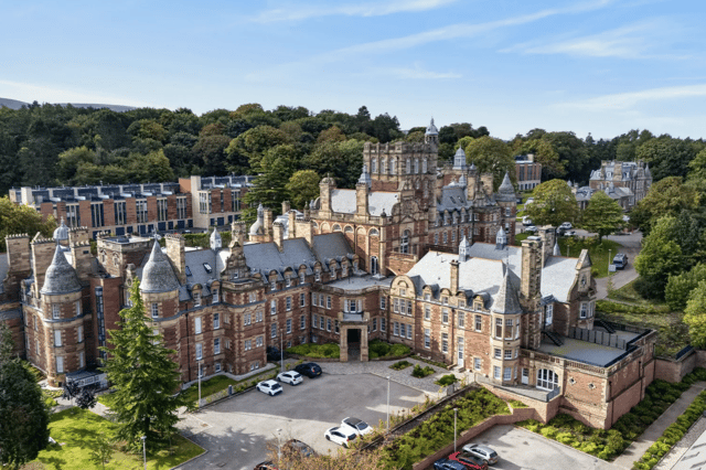 Sassoon Grove is ideally positioned within Edinburgh's desirable south-western quarter, offering excellent access to a wide range of local amenities and highly regarded schooling.