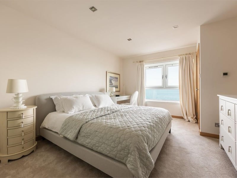  Further features include gas-fired underfloor heating, double glazing, secure entry, a passenger lift and an additional entrance from the third floor common landing.