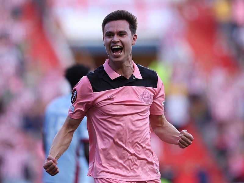 Took his goal well after fine play from Nilson Angulo. Didn’t get too many opportunities after that but tireless in his running and his combination play was good. Did himself credit again. 7
