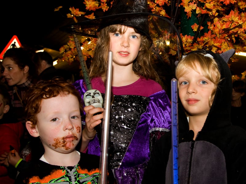 DAN McCaul with Fhionn and Ruby Cunningham 10 years ago. NM4541