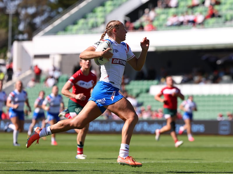 England speedster Anna Davies gallops away to the try-line