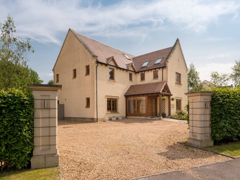 Yellowcraig House occupies an unusually large plot extending to approximately one acre and enjoys a particularly peaceful and private position at the eastern end of this exclusive development.