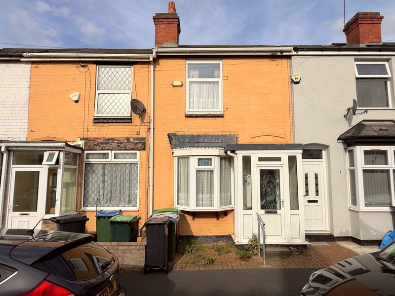 A three bedroom, mid-terraced property with double glazing. A vacant property with foregarden and rear gardens that has a guide price of £39,000+.