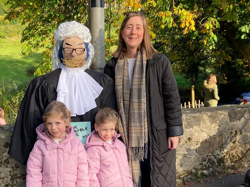 Poppy, Mia and Sabrina with 'Mr Judge Hay'. ST264320