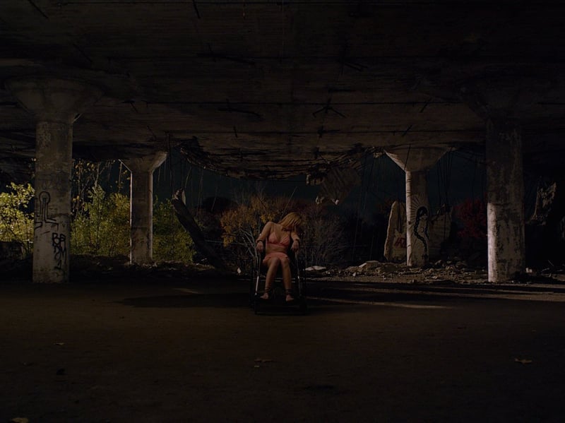 Maika Monroe stars in It Follows, which proved to be a breakthrough role for the actress. It Follows is about a university student who finds herself being followed by a malevolent force after a sexual encounter with her new boyfriend, Hugh who is played by Jake Weary. The psychological horror was written and directed by David Robert Mitchell, and has become a cult favourite and a sequel — They Follow — started shooting earlier this year. It Follows has an overall Scare Score of 74, with heart-rates spiking at 96 BPM.