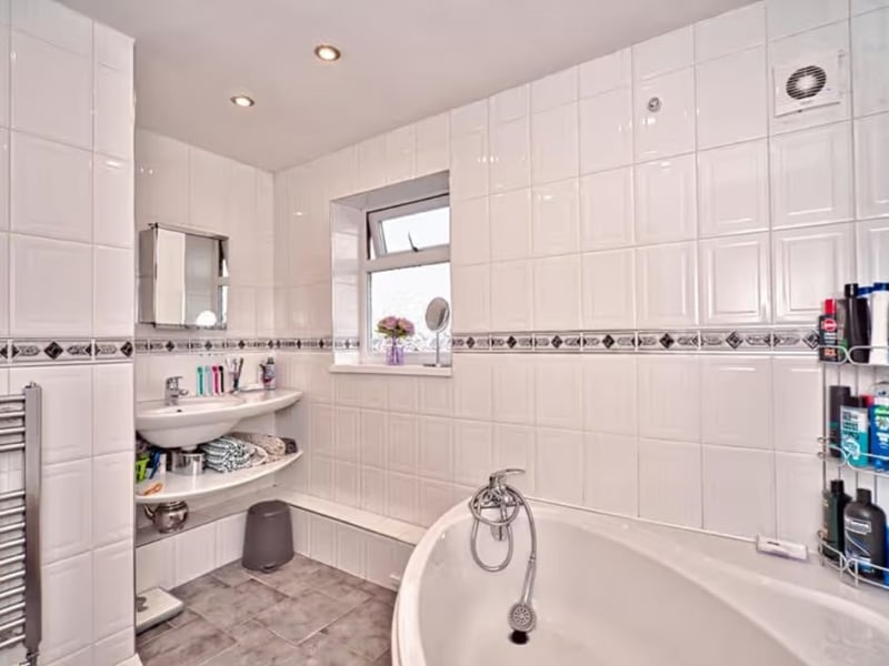 More of the bathroom