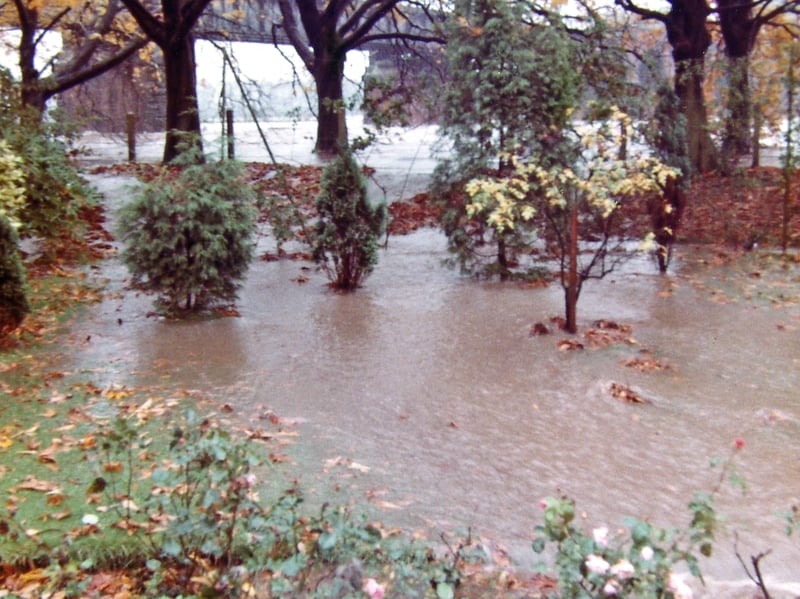 Avenham Park, Preston, flooding on October 27 1980 sent in by reader Ken Chapman. The Ribble and railway bridge can be seen in the background