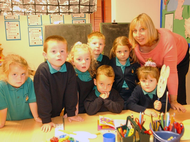 A flashback to 2004 when reception teacher Ann Lowden was pictured with 4 and 5 year olds at the school.