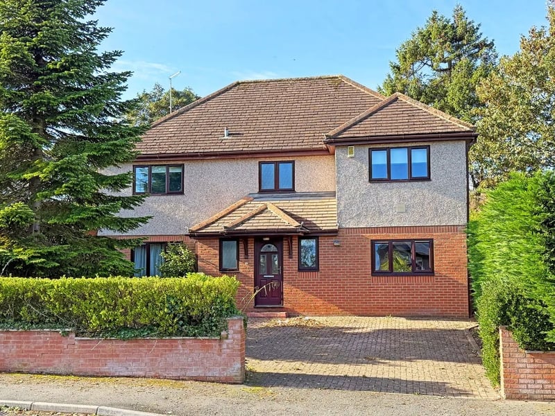 This five bedroom and two bathroom detached house is for sale with Verity Frearson for £825,000