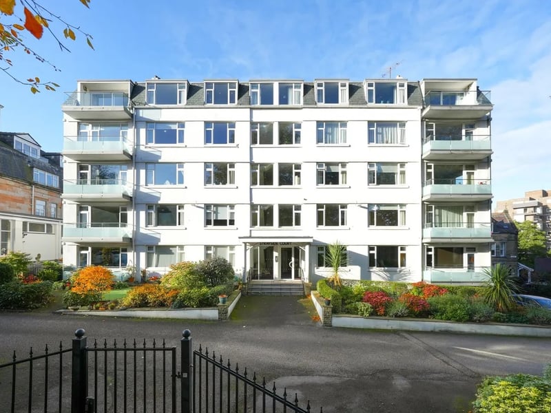 This three bedroom and one bathroom flat is for sale with Verity Frearson for £600,000