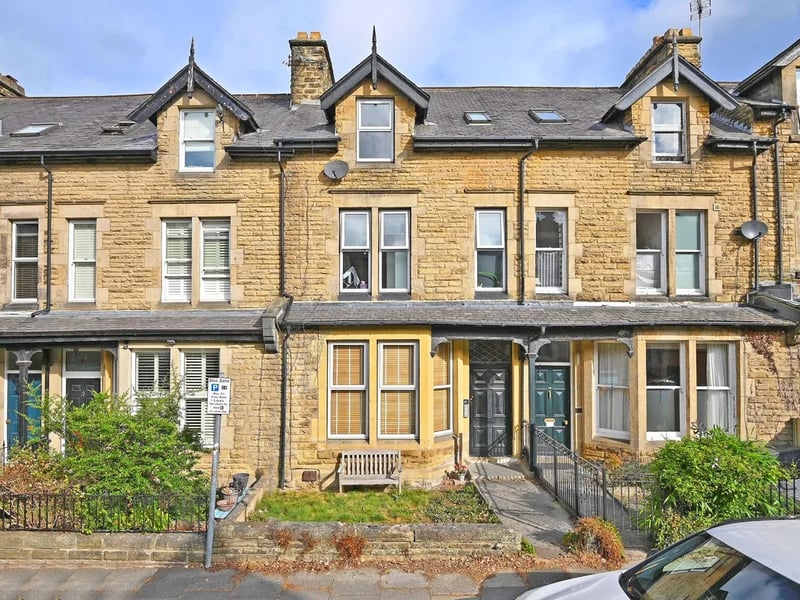 This two bedroom and one bathroom flat is for sale with Verity Frearson for £140,000
