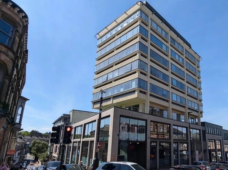 This two bedroom and one bathroom flat is for sale with Regional Property for £245,000