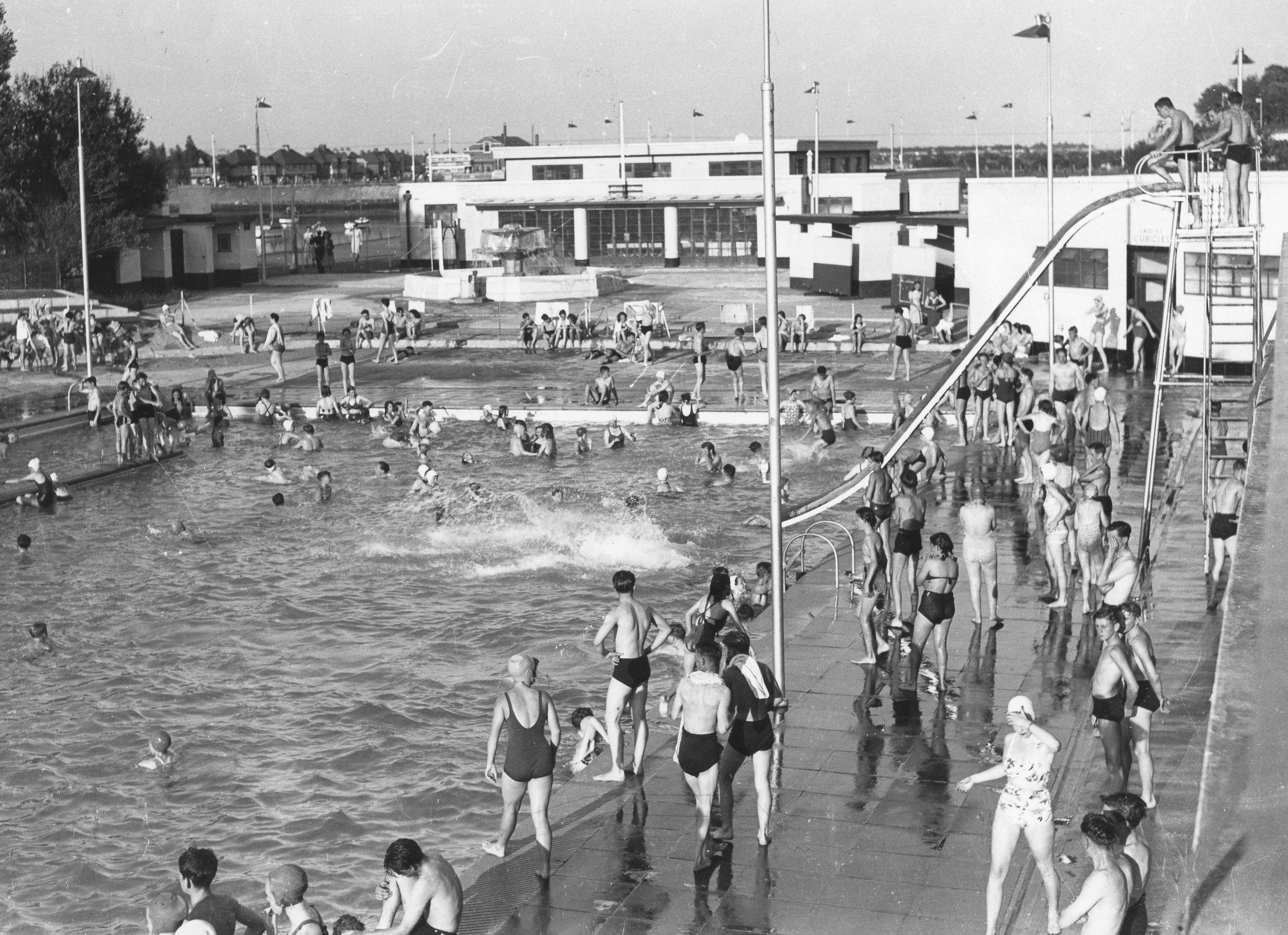 Hilsea Lido on a busy summer's day.
Picture: (PP3510)