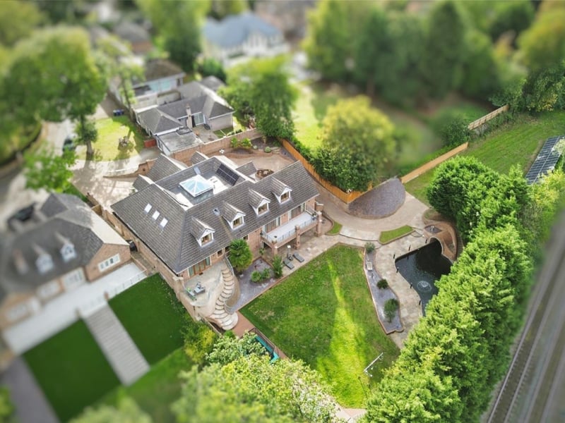 Birchwood Court is an exclusive and highly desirable residential setting within the sought-after Cantley area of Doncaster, offering an excellent combination of privacy, convenience and accessibility.