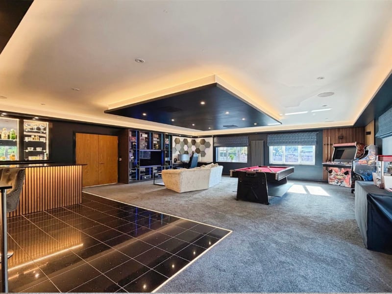 This exceptional entertainment space is certain to impress. Designed for both relaxation and entertaining.