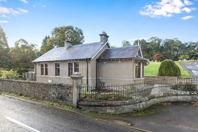 This rarely available traditional lodge comes with distinctive architecture and considerable character, in a highly regarded Newbattle location, close to the historic Newbattle Abbey.