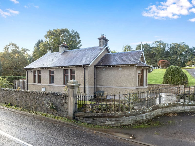 This rarely available traditional lodge comes with distinctive architecture and considerable character, in a highly regarded Newbattle location, close to the historic Newbattle Abbey.