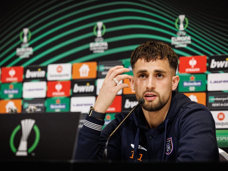 Winger, who has experience in England with Manchester United and Sunderland, departed Spanish side Sevilla after a four-year stay.