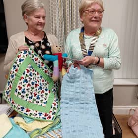 President Kathleen thanks Mrs Betty Fiddes from Project Linus (UK) who is displaying some of the quilts.

 